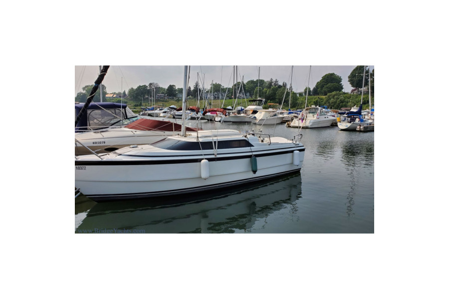 1998 MacGregor 26X – Versatile Sail & Power Cruiser
