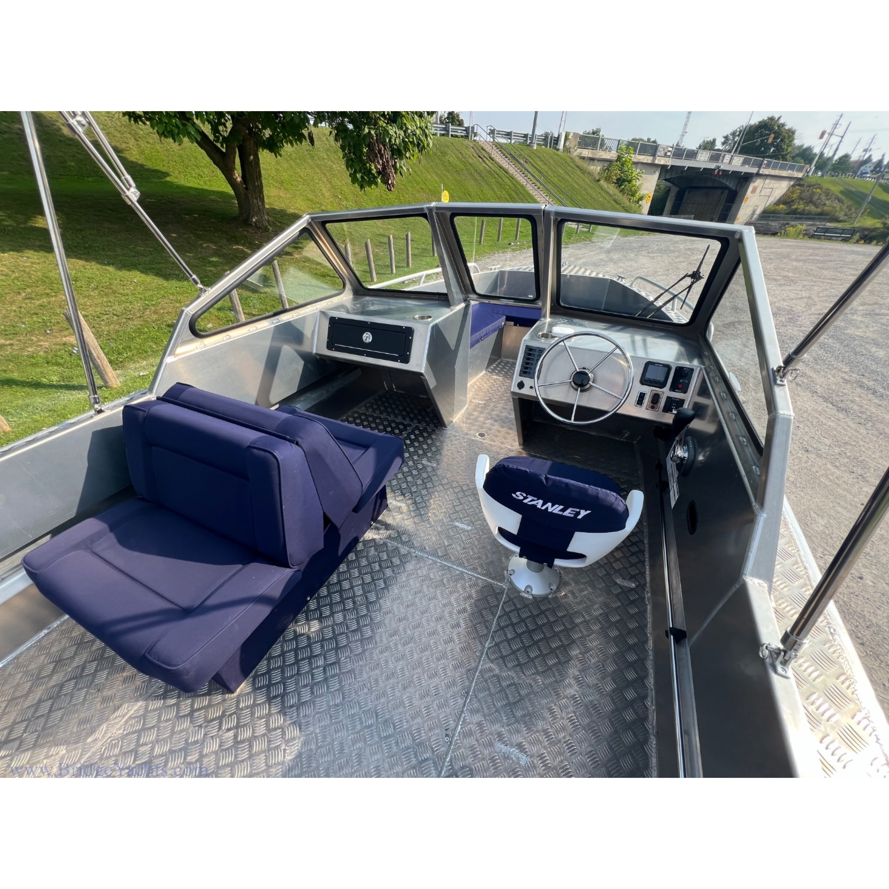 Stanley Islander 21 Dual Console - Digital Suzuki