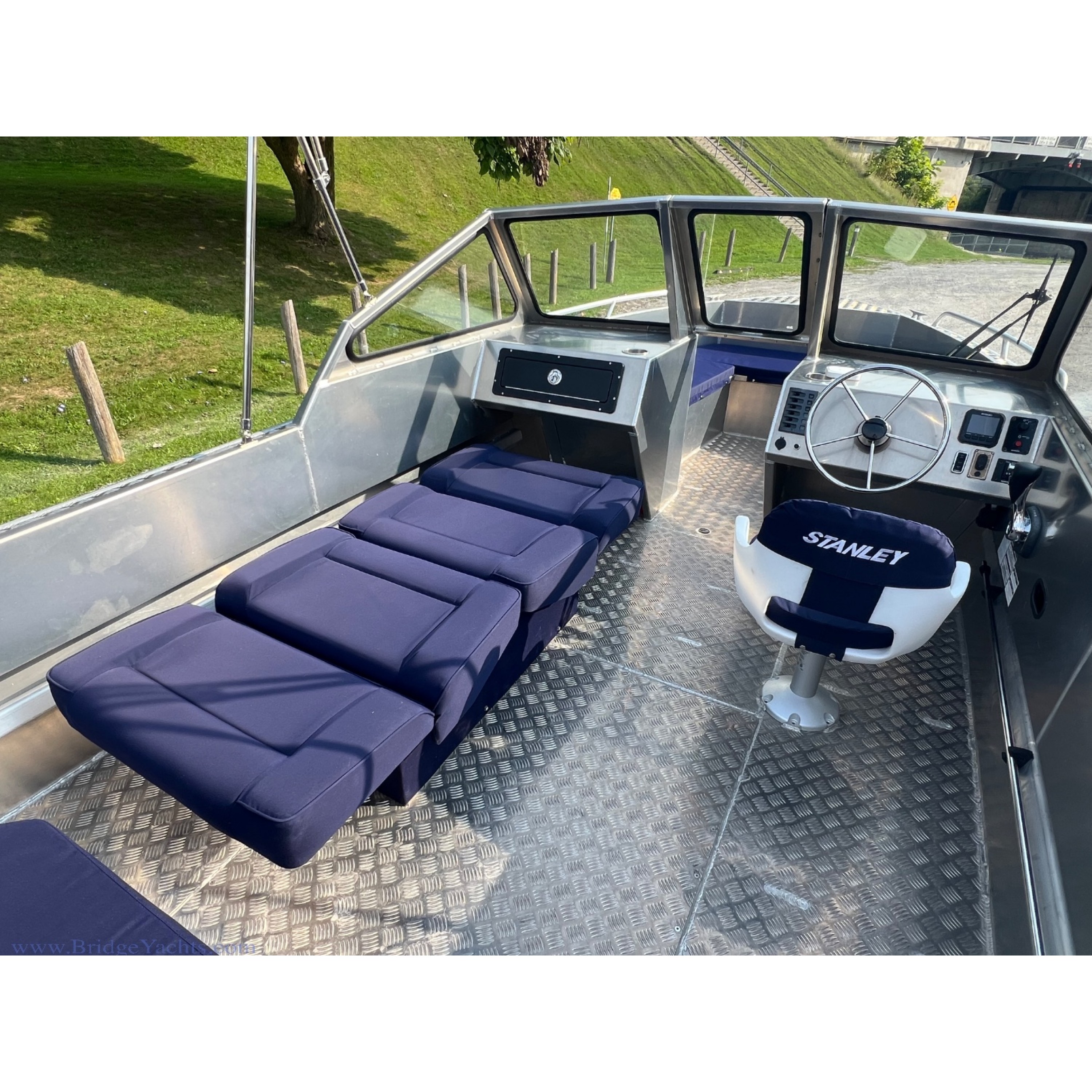 Stanley Islander 21 Dual Console - Digital Suzuki